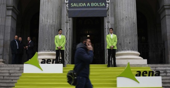 El edificio de la Bolsa de Madrid, decorado el primer día de cotización de Aena en el mercado, en febrero de 2015. REUTERS
