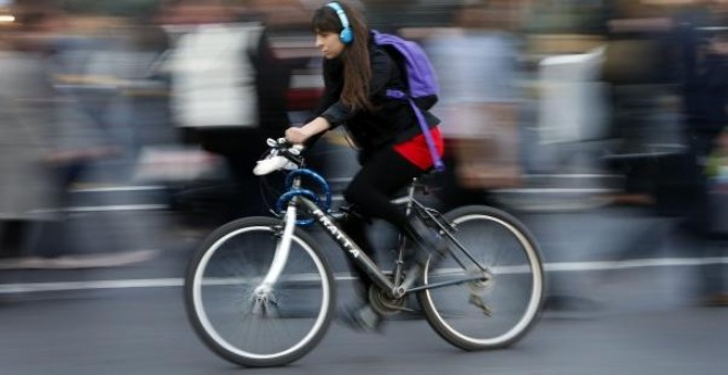 Críticos con la medida dejan claro que los ciclistas son los atropellados, no quienes causan los siniestros. / EFE