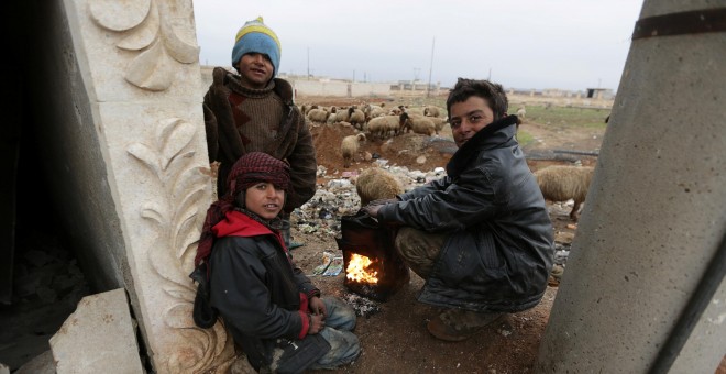 Niños desplazados del Aleppo oriental. REUTERS / Khalil Ashawi