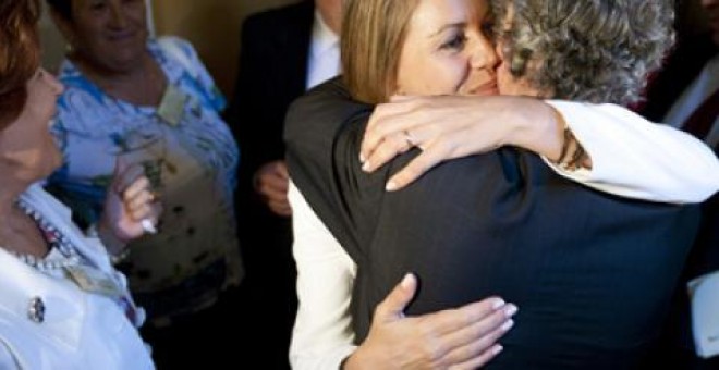 Cospedal abraza a su marido, Ignacio López del Hierro.- EFE