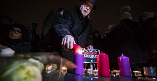 Imagen del homenaje ciudadano en París con motivo del segundo aniversario del ataque yihadista a la sede de la revista satírica 'Charlie Hebdo'. EFE/IAN LANGSDON