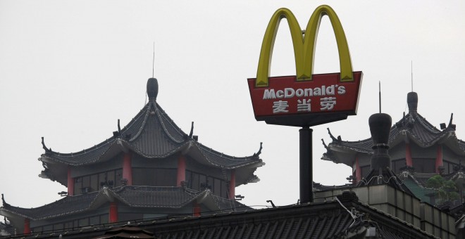El logo de McDonald's en el primer restaurante que abrió en China, en 1990, en la ciudad de Shenzhen, cercana a Hong Kong. REUTERS/Bobby Yip