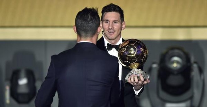 Messi es felicitado por Cristiano en la gala del FIFA Balón de Oro el año pasado.