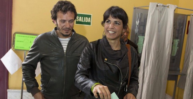 Teresa Rodríguez y José María González votan en las elecciones autonómicas andaluzas de 2015. EFE