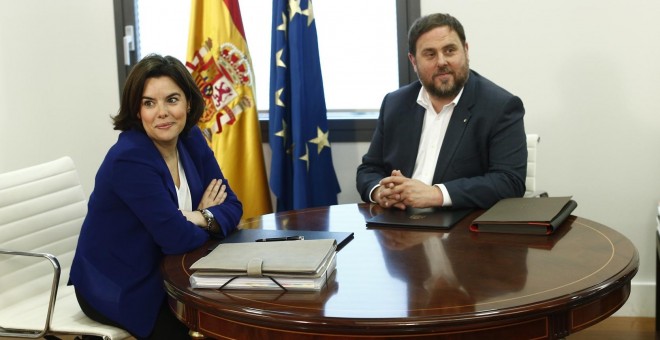Soraya Sáenz de Santamaría y Oriol Junqueras, en su anterior encuentro en Moncloa. Archivo EUROPA PRESS
