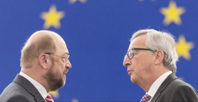 El socialista Martin Schulz y el conservador Jean - Claude Jucker en una imagen de archivo / EFE