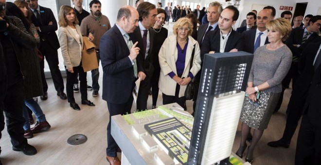 La alcaldesa de Madrid, Manuela Carmena, el presidente de OHL, Juan Villar-Mir, y la concejal del Partido Popular en el Ayuntamiento de Madrid Esperanza Aguirre, entre otros, durante la presentación de un nuevo rascacielos en Madrid, la que será la quinta