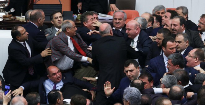 El debate sobre los cambios en la constitución turca acaba en golpes. / REUTERS