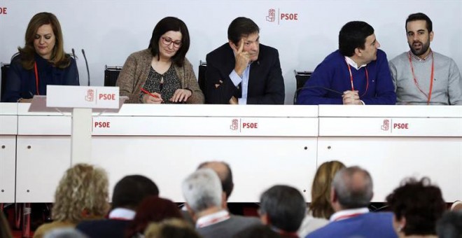 El presidente de la gestora del PSOE, Javier Fernández (c), junto al portavoz, Mario Jiménez (2d); y los miembros de la gestora. | CHEMA MOYA (EFE)