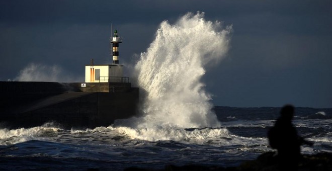 Una ola gigante provocada por el temporal de viento en Asturias. REUTERS