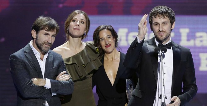 El director Raúl Arévalo, acompañado por los actores Antonio de la Torre y Ruth Díaz, tas recibir el premio al mejor Largometraje de Ficción y Animación, por la película 'Tarde para la ira'. EFE