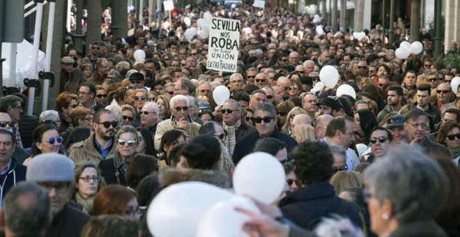 Miles de onubenses se manifiestan por las calles de Huelva para reclamar a la Junta de Andalucía una 'sanidad digna' para la provincia.EFE