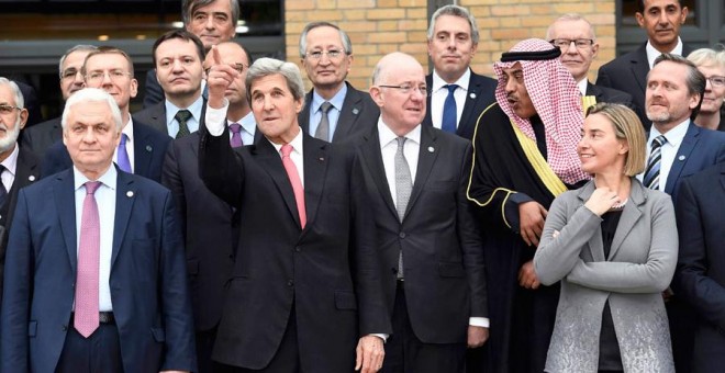 Kerry gesticula en la fotografía de familia de la Conferencia de París. REUTERS/Bertrand Guay