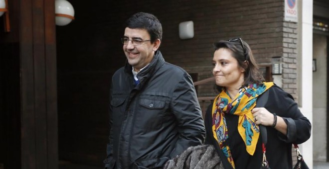 El portavoz de la gestora del PSOE, Mario Jiménez, a su llegada a la sede de la calle Ferraz para aistir a la reunión del Comité Federal del PSOE.- EFE/Chema Moya