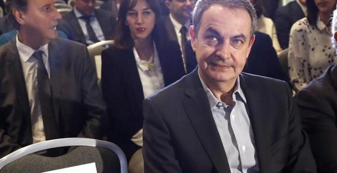 El expresidente del Gobierno José Luis Rodriguez Zapatero,escucha la intervencion del presidente de la Generalitat valenciana, Ximo Puig, en la Tribuna Autonómica que organiza el diario El Mundo. /EFE