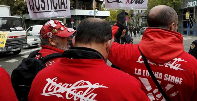 Los trabajadores de la embotelladora de Coca Cola, en una concentración delante de la sede nacional del PP, el pasado  diciembre. EFE
