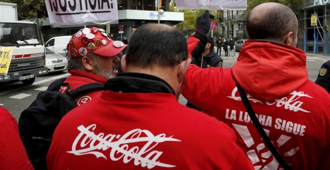 Los trabajadores de la embotelladora de Coca Cola, en una concentración delante de la sede nacional del PP, el pasado  diciembre. EFE