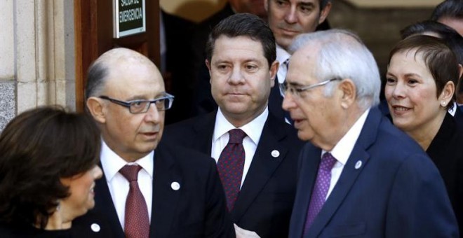 La vicepresidenta del Gobierno, Soraya Sáenz de Santamaría (i), y el ministro de Hacienda, Cristóbal Montoro (2i), junto a los presidentes, de Castilla-La Mancha, Emiliano García-Page (3i); de Canarias, Fernando Clavijo (c); de Melilla, Juan José Imbroda