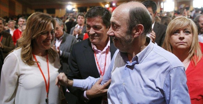 Alfredo Pérez Rubalcaba saluda a Susana Díaz en presencia de Elena Valenciano y Javier Fernández. EFE
