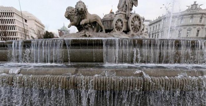 Vista del agua helada del fuente de la diosa Cibeles a medio dia de hoy.E