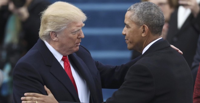 Donald Trump saluda a Barack Obama al inicio de la ceremonia de toma de posesión como nuevo presidente de EEUU. REUTERS/Carlos Barria