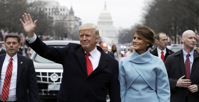 El nuevo presidente de EEUU, Donald Trump, durante la comitiva presidencial que le ha llevado del Capitolio de Washington a su nueva residencia, la Casa Blanca. - REUTERS