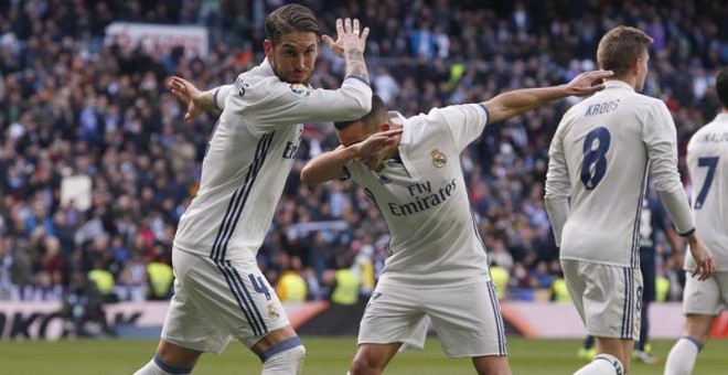 Sergio Ramos celebra con Lucas Vázqquez uno de sus goles. - EFE