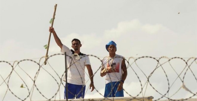 Dos presos en un tejado de la cárcel de Alcacuz, en Natal (Brasil). - EFE