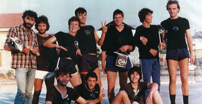 El equipo de futbito Dejadnos Vivir, en el verano del 82. Sólo sobrevivieron tres jugadores, entre ellos Padín, a la izquierda.