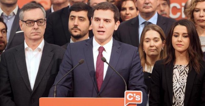 El presidente de Ciudadanos, Albert Rivera (c), durante la presentación de su equipo para la Ejecutiva del partido que, según ha avanzado, une continuidad y renovación y da prioridad a la competencia y profesionalidad frente a los criterios territoriales