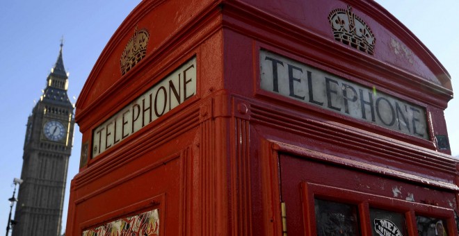 Una cabina de teléfonos de BT en Londres, con el Big Ben al fondo. REUTERS/Toby Melville