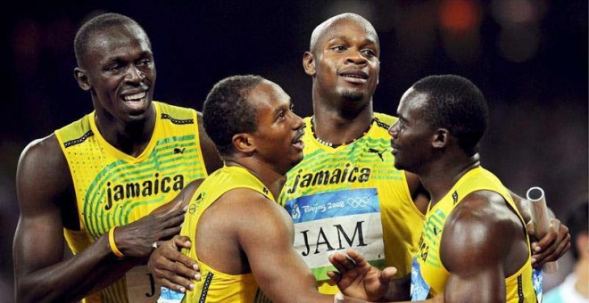 Fotografía de archivo del 22 de agosto de 2008, que muestra a los atletas jamaicanos, de izquierda a derecha, Usain Bolt, Michael Frater, Asafa Powell, y Nesta Carter mientras celebran su triunfo en la final de relevos 4x100 en los Juegos de Pekín.| EFE