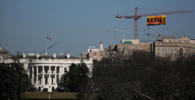 Activistas de Greenpeace despliegan una pancarta contra Trump cerca de la Casa Blanca. REUTERS
