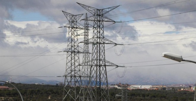 El precio de la electricidad caerá este jueves un 4%, el cuarto registro más alto en lo que va de año. Europa Press