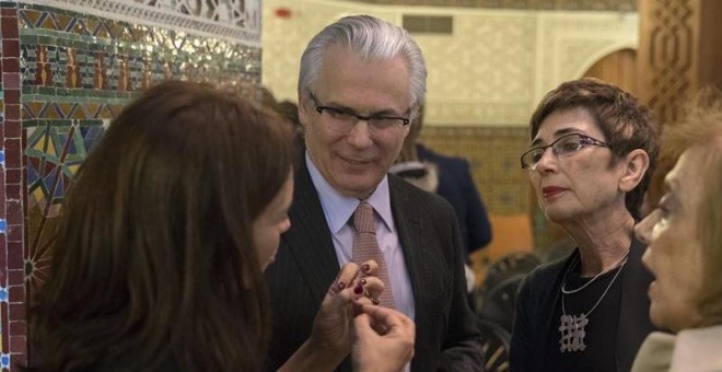 El exjuez de la Audiencia Nacional Baltasar Garzón junto a la viuda del Nobel José Saramago, Pilar del Río, momentos antes de que la ex presidenta de la República Federativa de Brasil Dilma Rousseff pronuncie su conferencia 'El asalto a la democracia en B