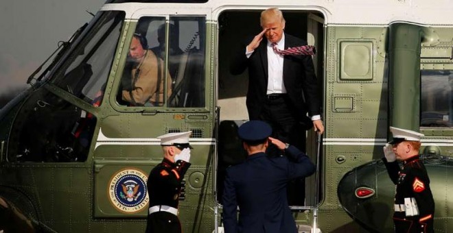 Trump saluda a dos marines a su llegada a la base andrews en Maryland, este jueves. | JONATHAN ERNST (REUTERS)