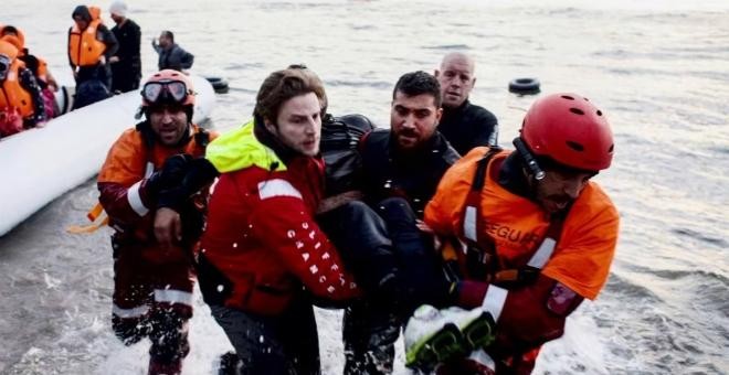 Miembros de Proem-Aid ayudan a rescatar a un grupo de migrantes que tratan de llegar a la playa de Lesbos. - PROEM-AID