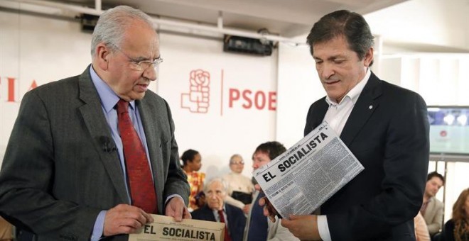 El presidente de Gestora, Javier Fernández, junto a Alfonso Guerra / EFE