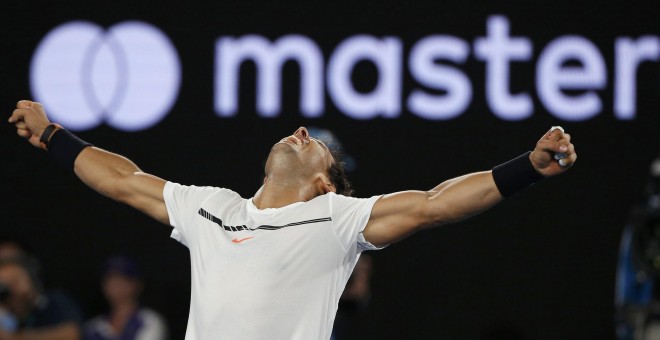 El tenista Rafa Nadal celebra tras vencer en el partido de semifinal en el tornero Open de Australia frente al búlgaro Grigor Dimitrov. REUTERS/Thomas Peter