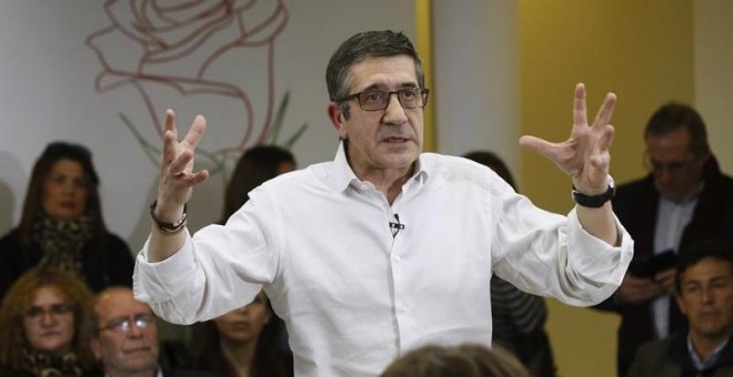 El exlehendakari y aspirante a secretario general del PSOE, Patxi López, celebra un acto con militantes madrileños hoy en Fuenlabrada, Madrid. EFE/Fernando Alvarado