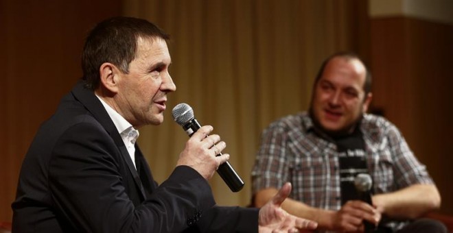 El secretario general de Sortu, Arnaldo Otegi (i), junto a David Fernández (d), exportavoz de la CUP en el Parlament, durante la charla con el título 'La vía vasca' que ambos han mantenido esta noche en el Ateneu Barcelonés de la ciudad condal. EFE/Quique