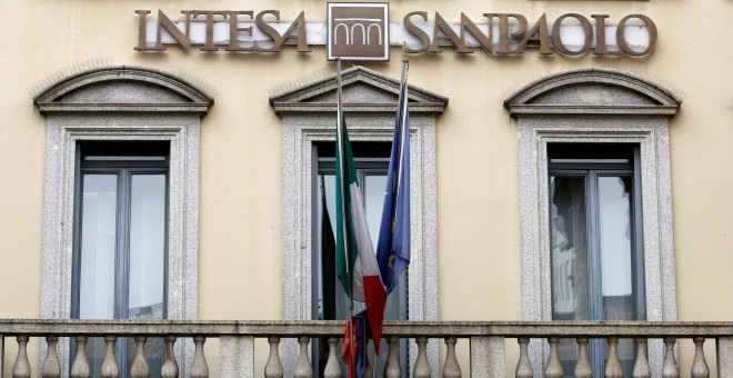 Oficinas del banco Intesa Sanpaolo en Milán. REUTERS/Stefano Rellandini