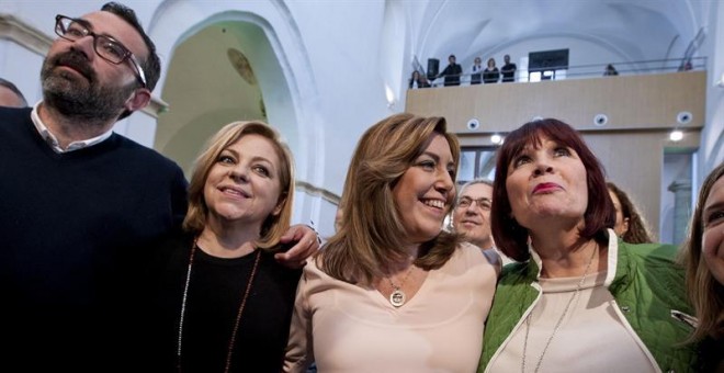 La presidenta andaluza y secretaria general del PSOE-A, Susana Díaz (c), junto a la eurodiputada Elena Valenciano (2-i), y Micaela Navarro, durante las jornadas de conmemoración del 130 aniversario de la constitución de la agrupación socialista de Alcalá