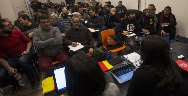 Aspecto de la reunión que El Consejo Político de la CUP y su Grupo de Acción Parlamentaria ha mantenido para decidir si dan apoyo al proyecto presupuestario de la Generalitat para 2017. EFE/Quique García