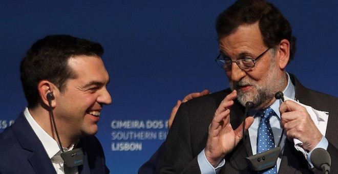 El presidente del Gobierno, Mariano Rajoy, con el primer ministro griego Alexis Tsipras, en su primera reunión bilateral que han celebrado durante la cumbre de países de Europa del Sur que ha tenido lugar en Lisboa. EFE/EPA/ANDRE KOSTERS