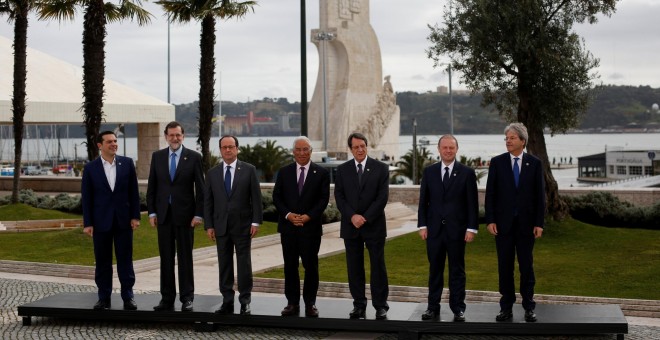 Tsipras, Rajoy, Hollande, Costa, Anastasiades, Muscat y Gentiloni posan para la foto de familia de la cumbre de los Países del Sur de la UE, en el Centro Cultural de Belem en Lisboa. REUTERS / Pedro Nunes