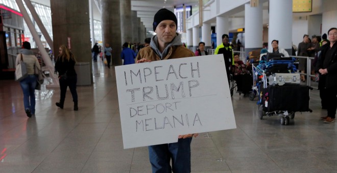 Un manifestante protesta, en el aeropuerto JFK de Nueva York, contra la política de inmigración del presidente de EEUU, Donald Trump. REUTERS/Andrew Kelly