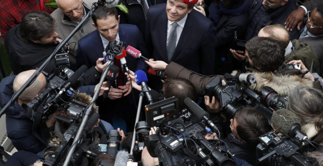 El exministro de Educación y candidado en las primarias del Partido Socialista francés, Benoit Hamon, rodeado de periodistas en un acto de su campaña, en París. REUTERS/Philippe Wojazer