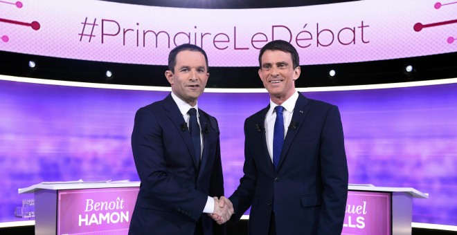 Benoit Hamon (i) y Manuel Valls (d) se estrechan la mano tras e último de sus debates en la campaña de las primarias del Partido Socialista francés. REUTERS/Bertrand Guay