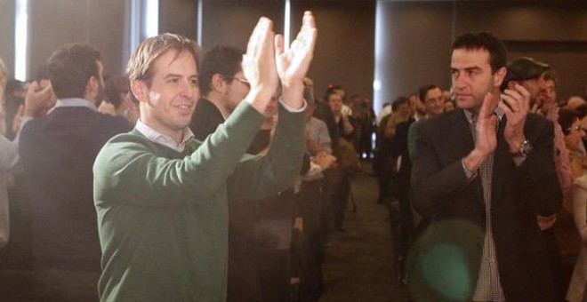 Cristiano Brown aplaude tras haber sido elegido hoy como nuevo portavoz de Unión Progreso y Democracia (UPyD). EFE/Víctor Lerena